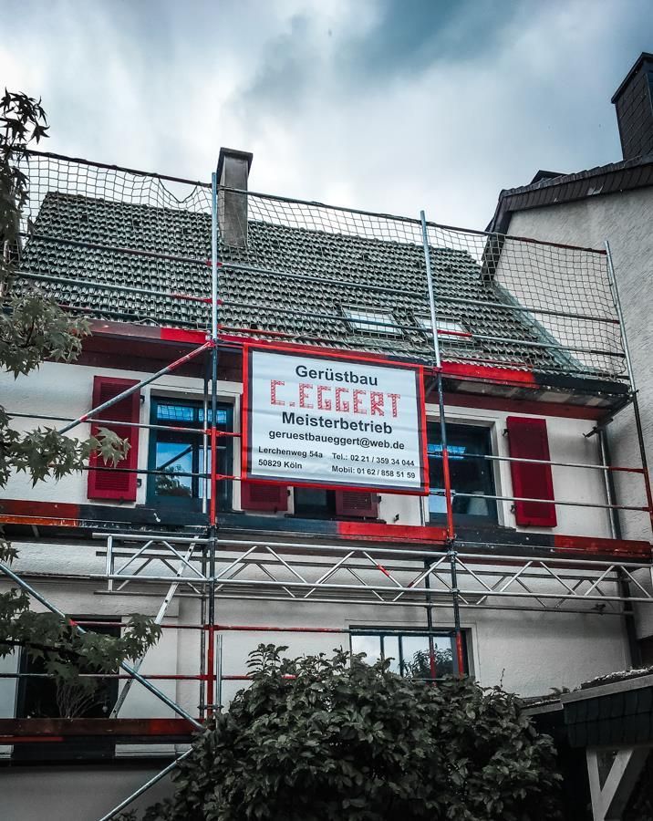 An der Seite eines Gebäudes steht ein Gerüst.