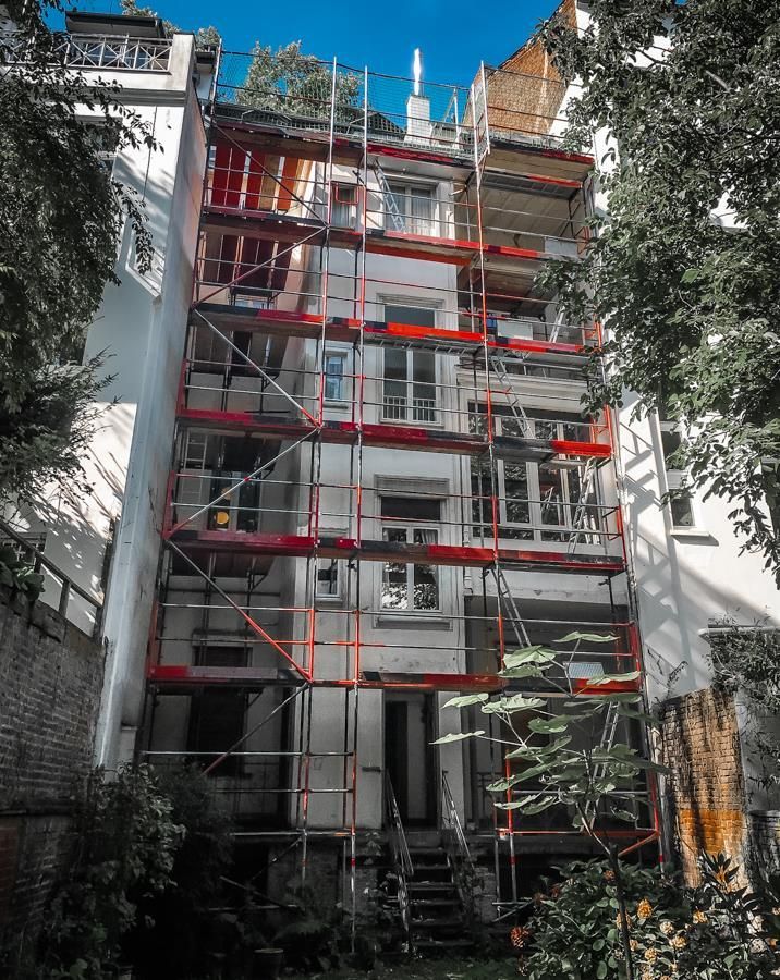 Ein Gebäude mit Gerüst an der Seite