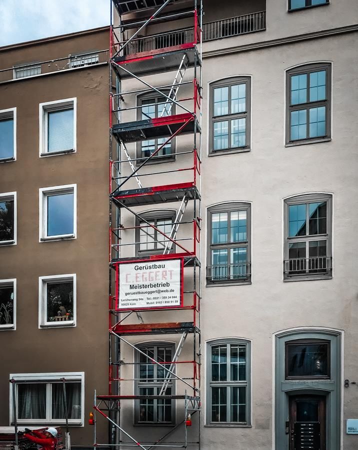 An der Seite eines Gebäudes steht ein Gerüst.