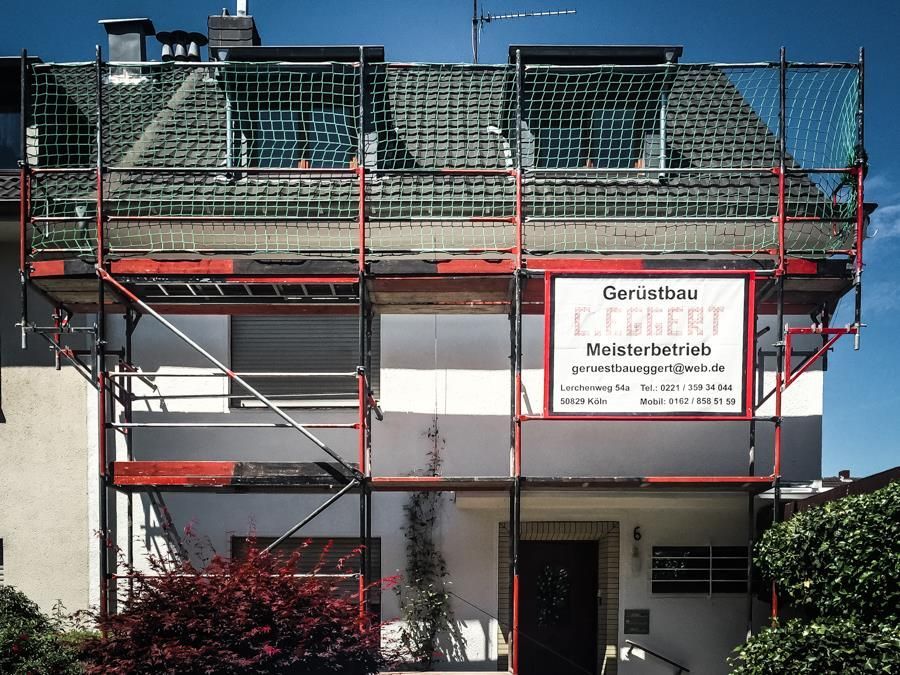 Ein Haus mit Gerüst und einem Schild mit der Aufschrift „Gilbert“