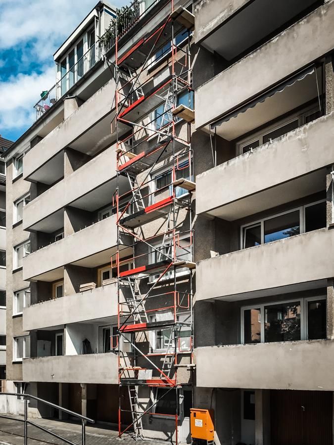 Ein großes Wohnhaus mit Gerüst an der Seite