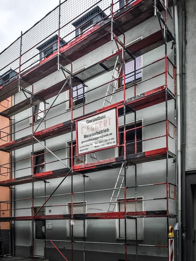 Ein Gebäude mit einem Gerüst an der Seite.
