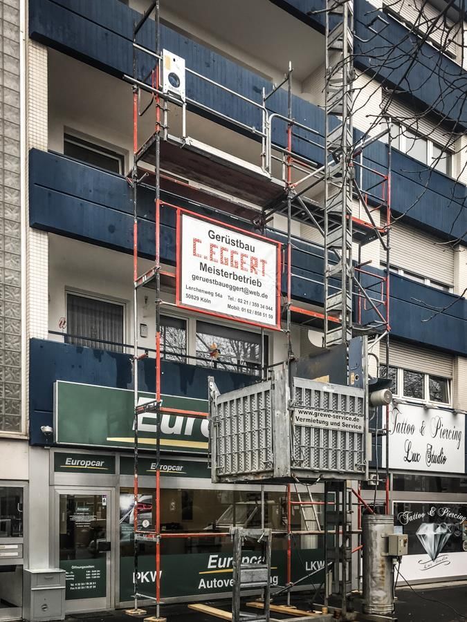 Ein Gebäude mit Gerüsten und einem Schild mit der Aufschrift „Ceggert“