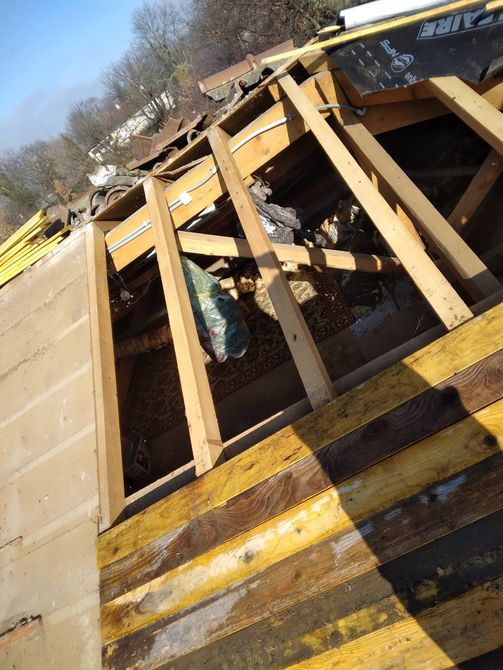 Toit avec charpente en bois apparente en cours de travaux.