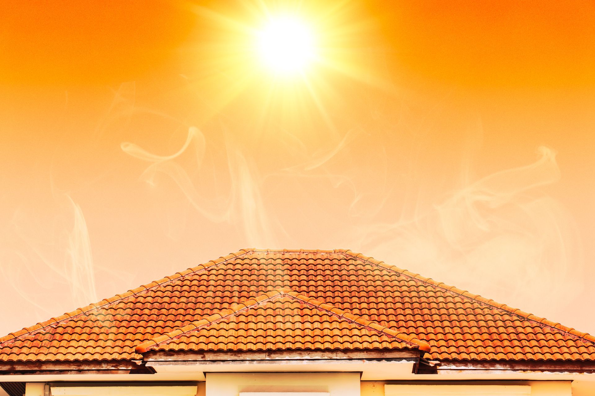 Toit de maison ensoleillé aux tuiles rouges sous un ciel orangé et un soleil éclatant.