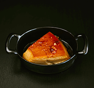 Tigela de batatas fritas douradas com cobertura polvilhada.