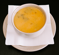 Tigela de ensopado de frutos do mar com camarão, peixe e legumes.