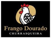 Logotipo de uma galinha com crista vermelha, em um oval dourado, sobre um fundo preto. Texto "Frango Dourado" abaixo.