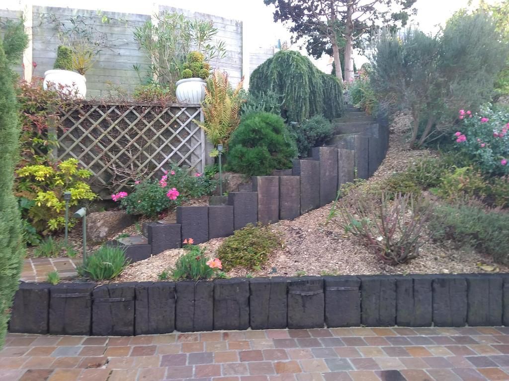 Massif de fleurs avec arbustes