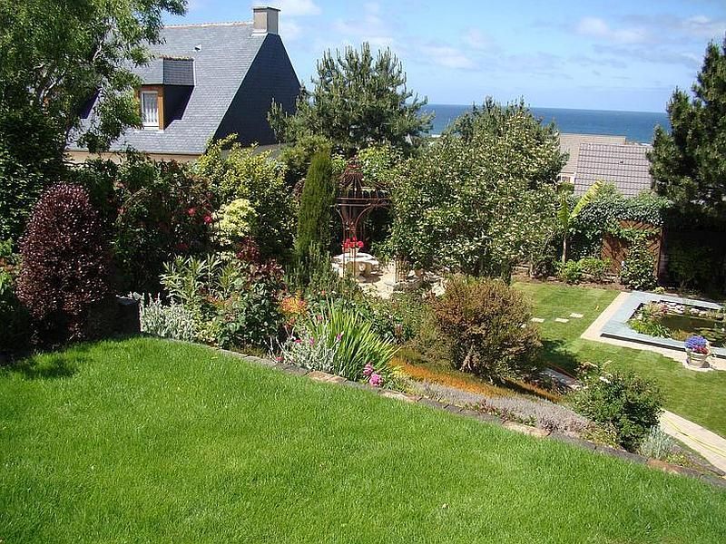 Pelouse et massifs entretenus par nos jardiniers