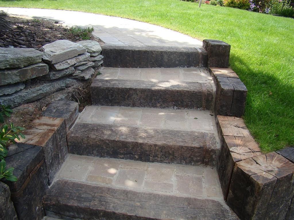 Gros plan sur un escalier de jardin