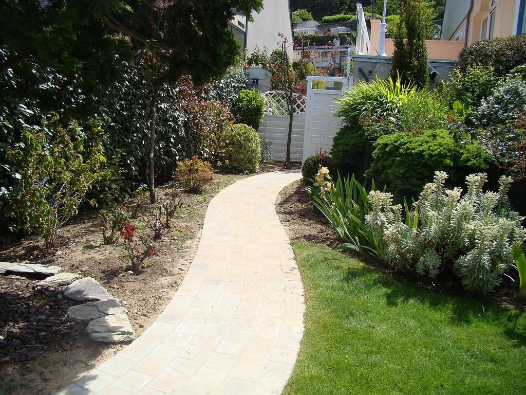Allée de jardin et espaces verts