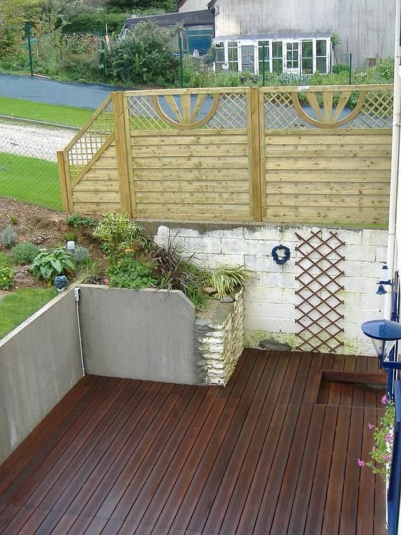 Clôture en bois clair sur muret de clôture