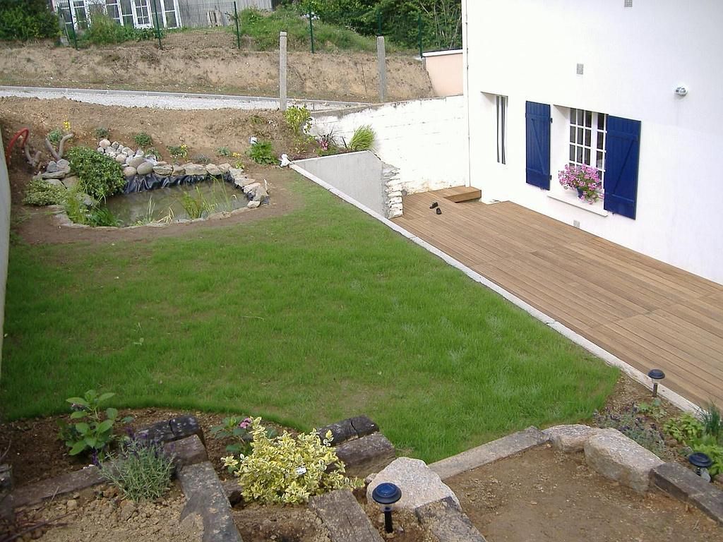 Vue sur terrasse et pelouse