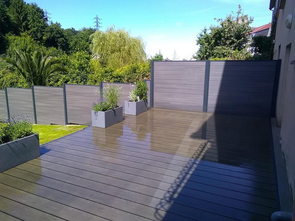 Terrasse en lames de bois et clôture