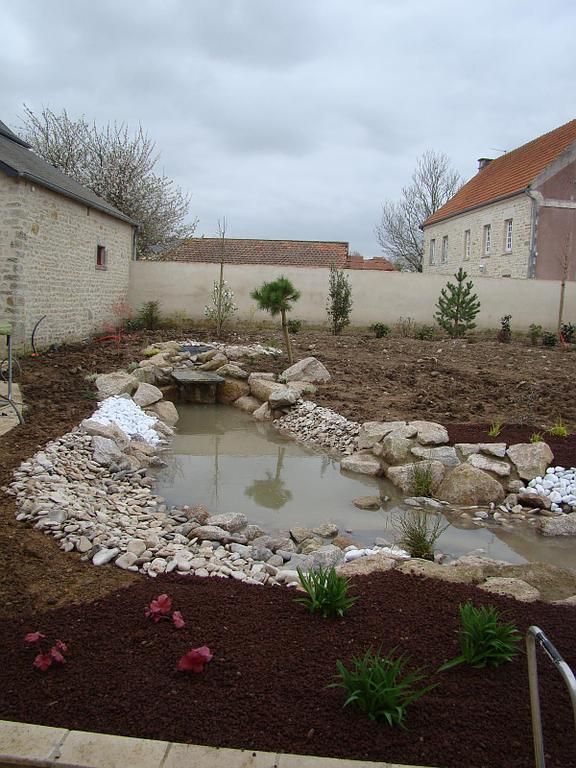 Bassin avec graviers blancs et pierres variées