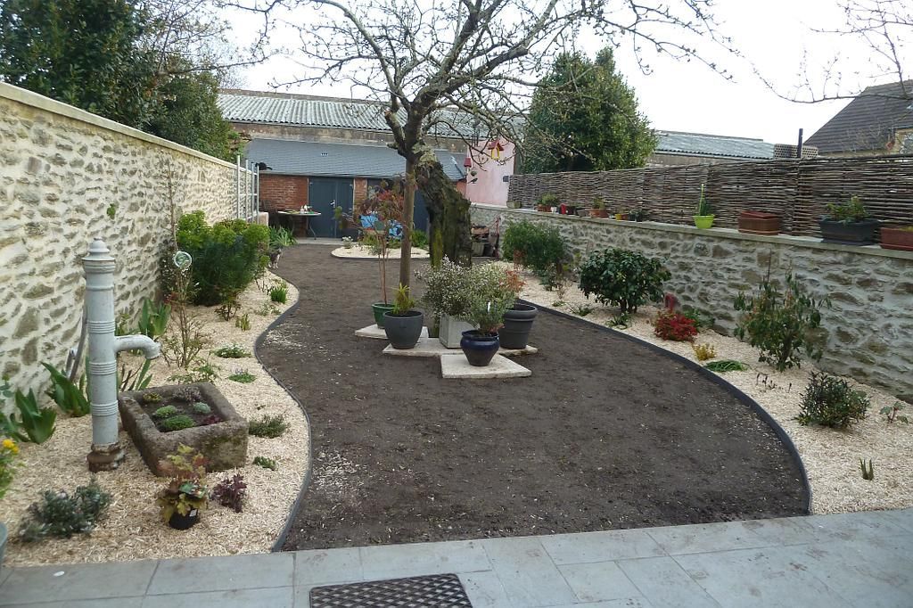 Allée de jardin en cours de travaux