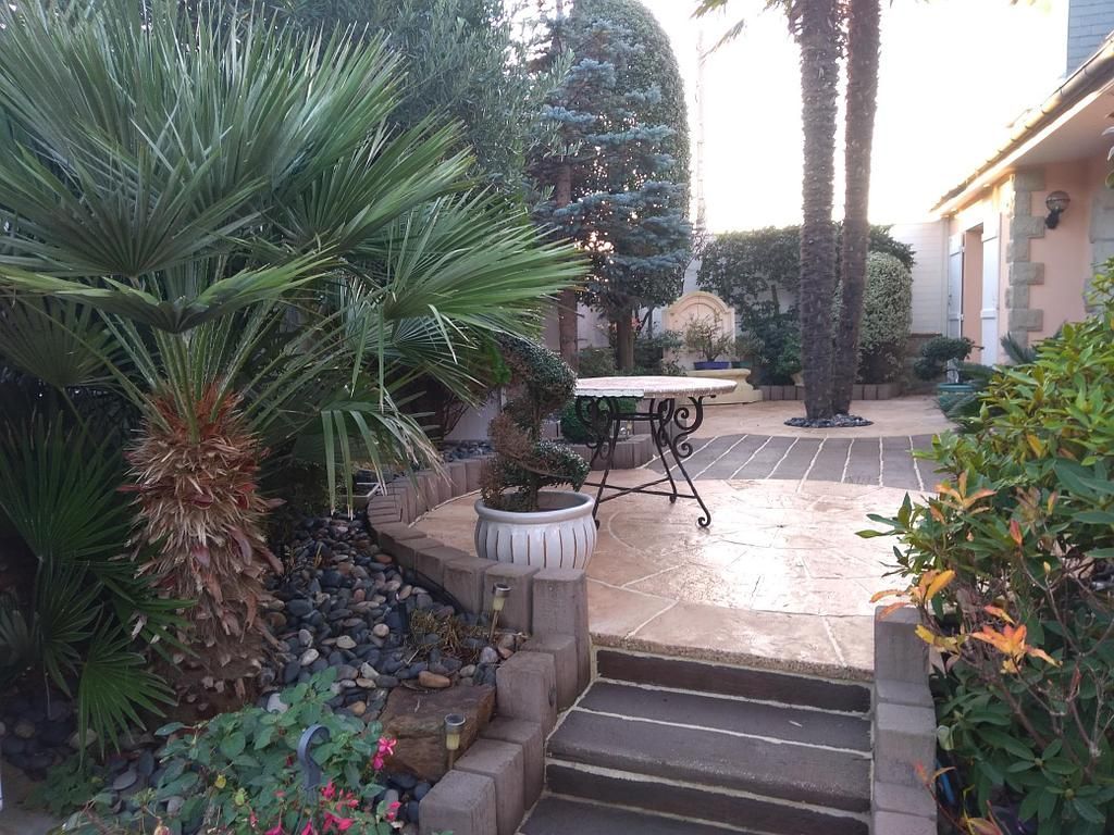 Terrasse en pierre arrondie et escalier