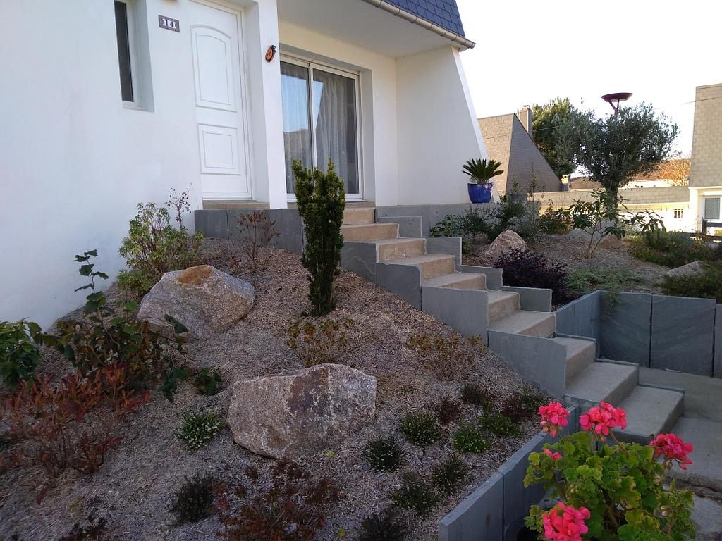 Massifs en pente et escalier
