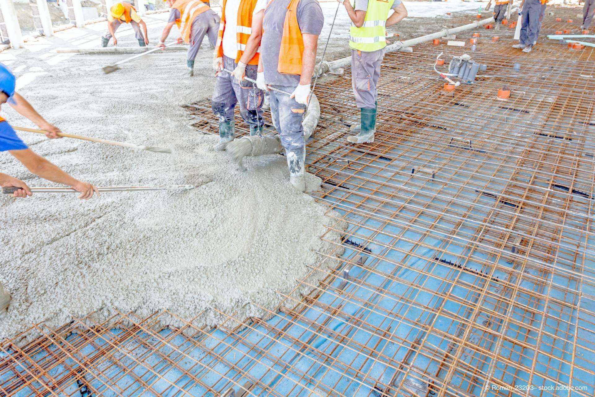 Beton wird in ein Fundament gegossen