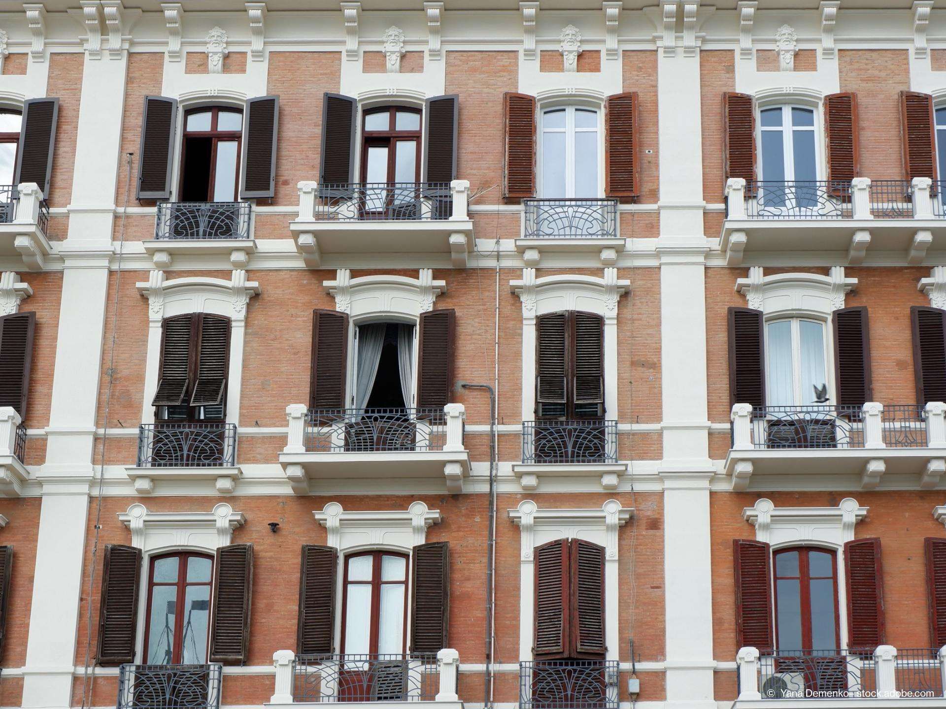 Außenaufnahme einer Gebäudewand mit vielen Fenstern