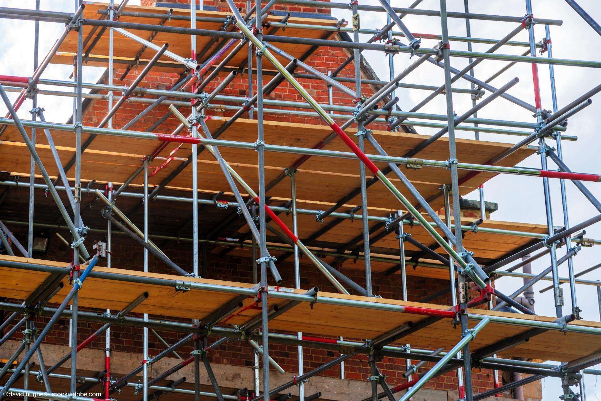 Gerüstbau bei Außenarbeiten an einem haus