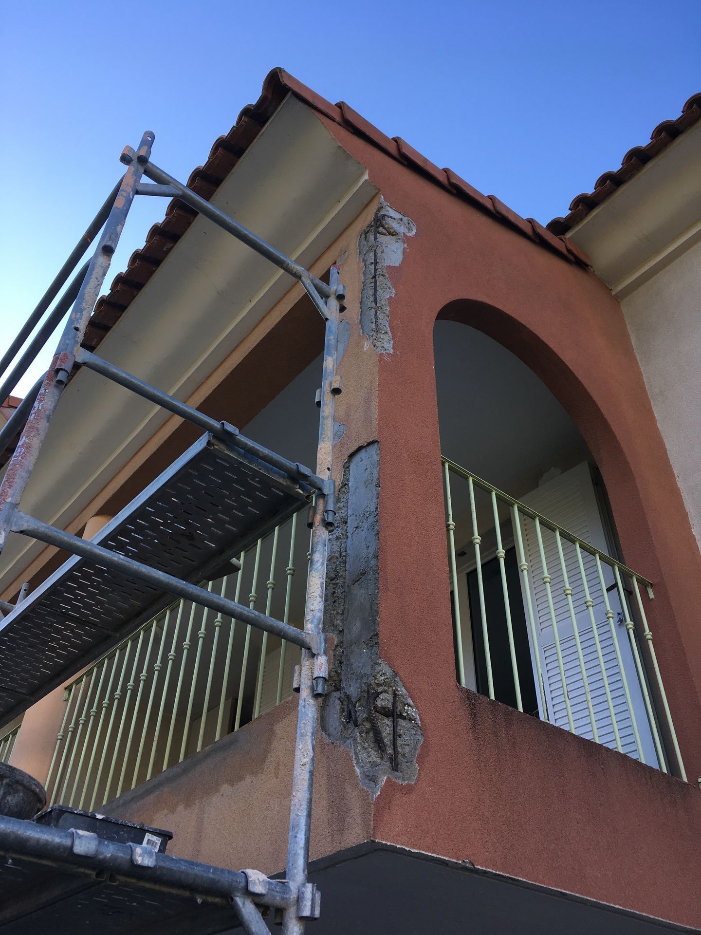 Angle de balcon avant travaux de réparation de façade