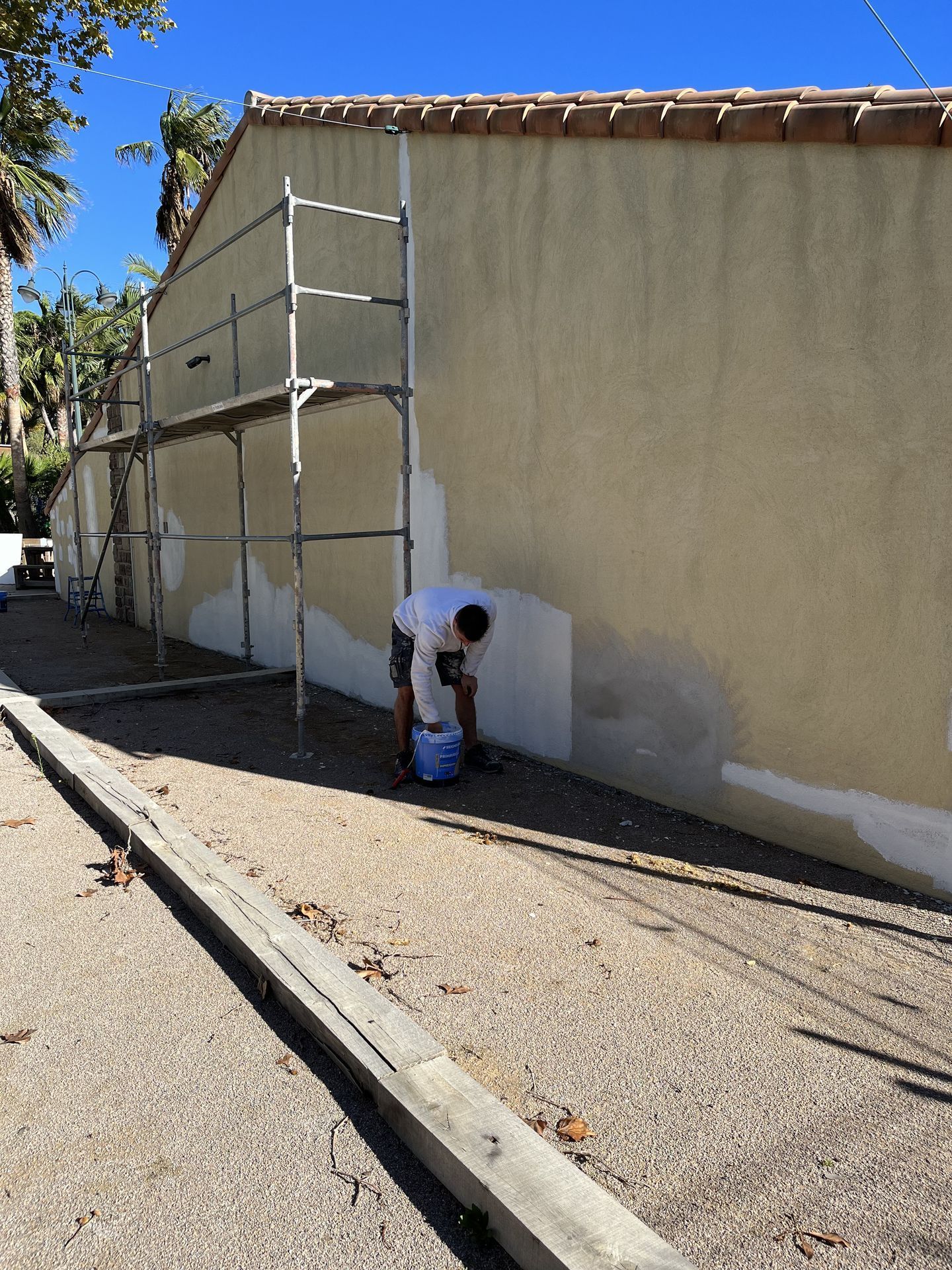 Couche de peinture sur les réparations pour finitions