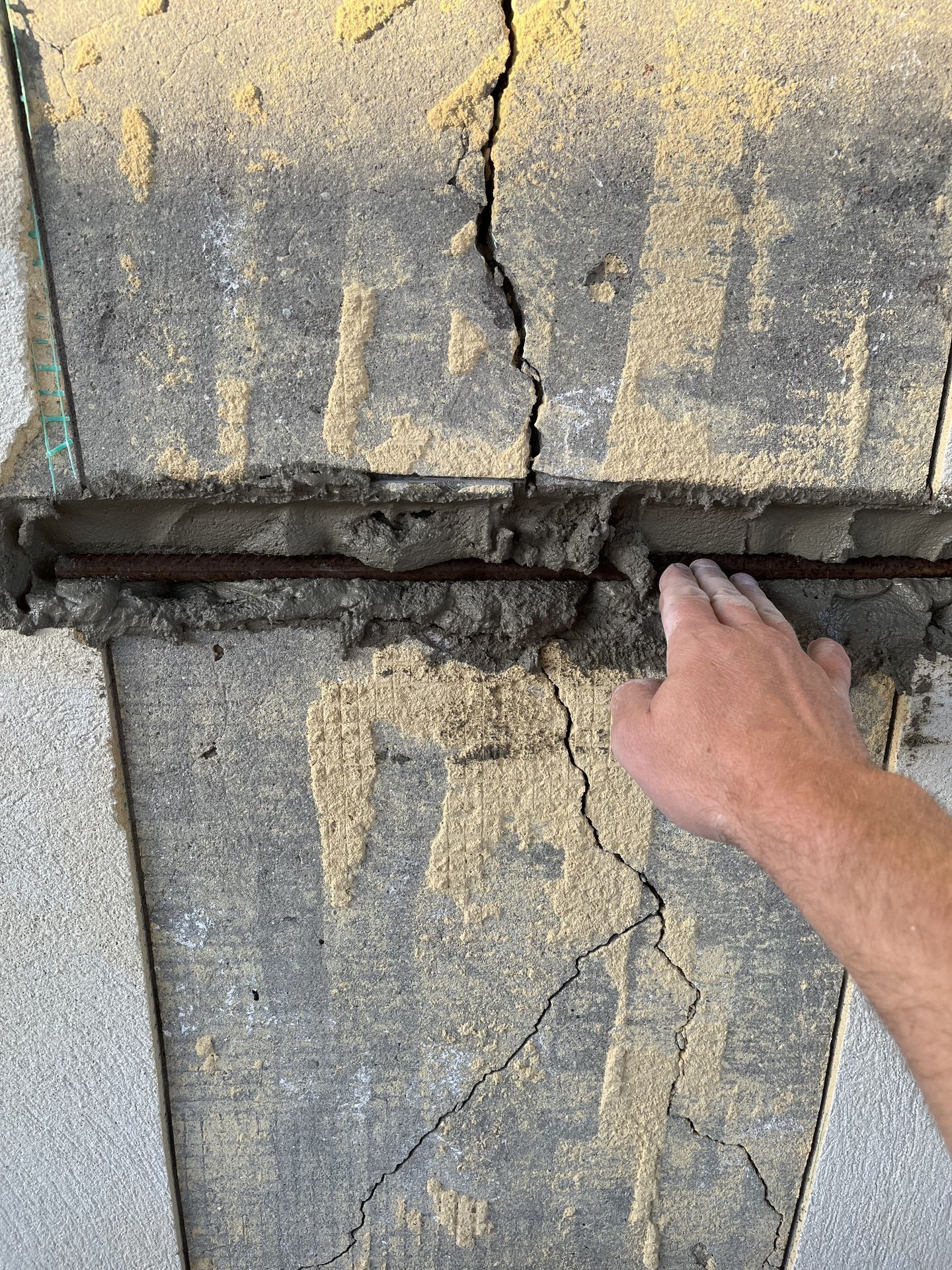 Fissure sur un pan de mur