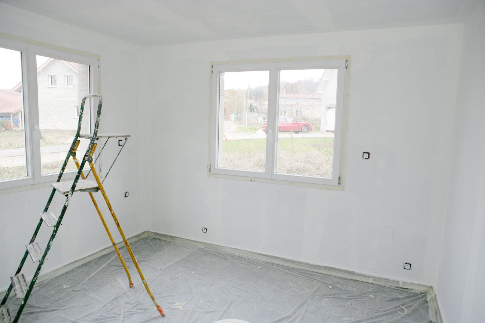 Rénovation intérieure finie d'un plafond avec moulures