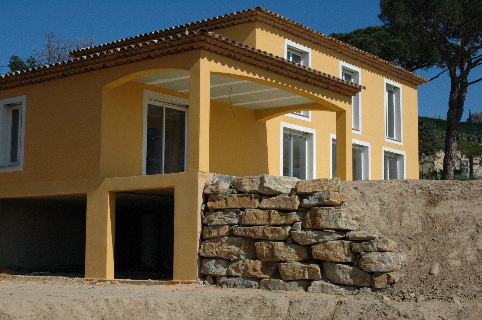 Plafond avec poutres apparentes finition A