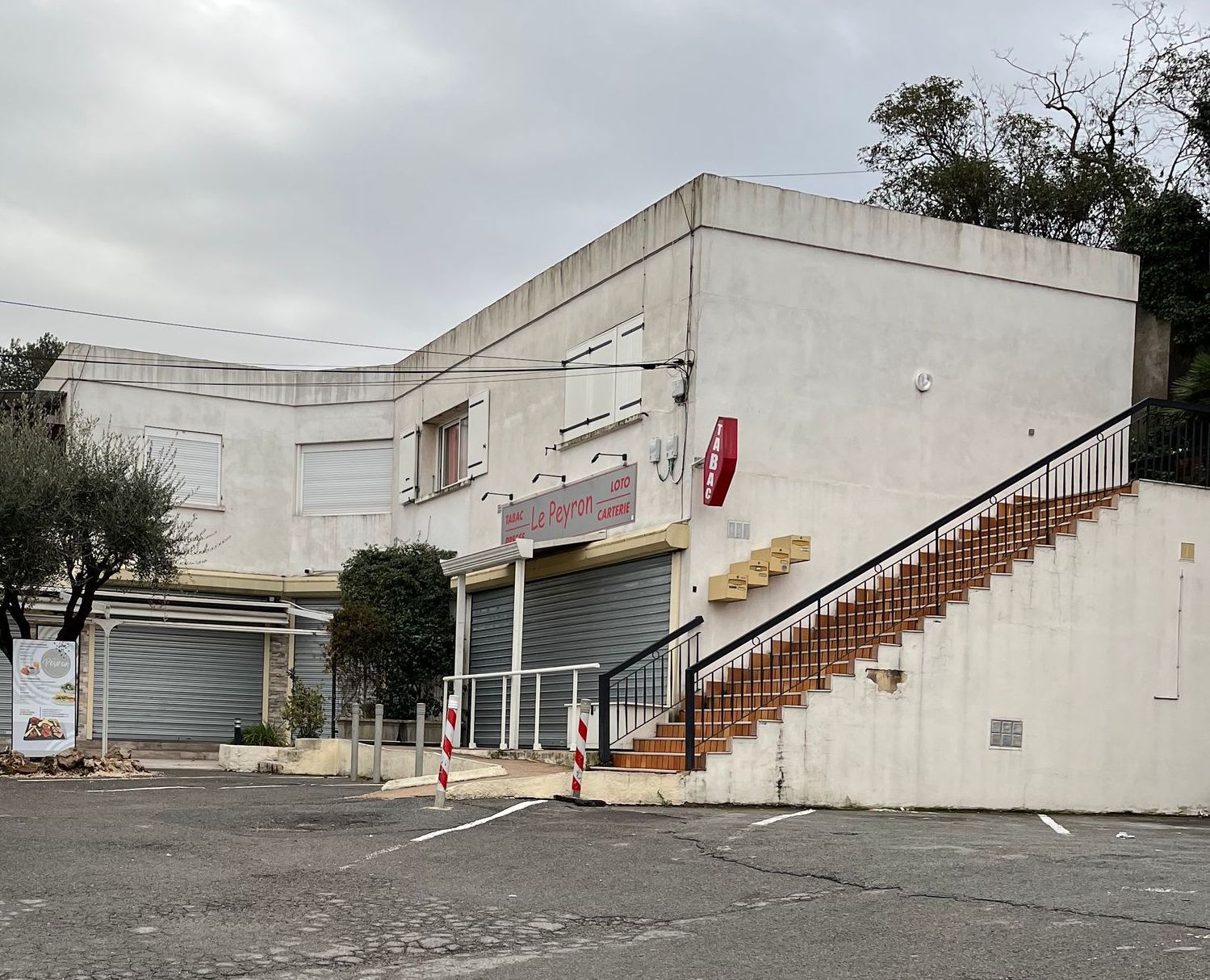 Corner de magasins généraux avant travaux de peinture