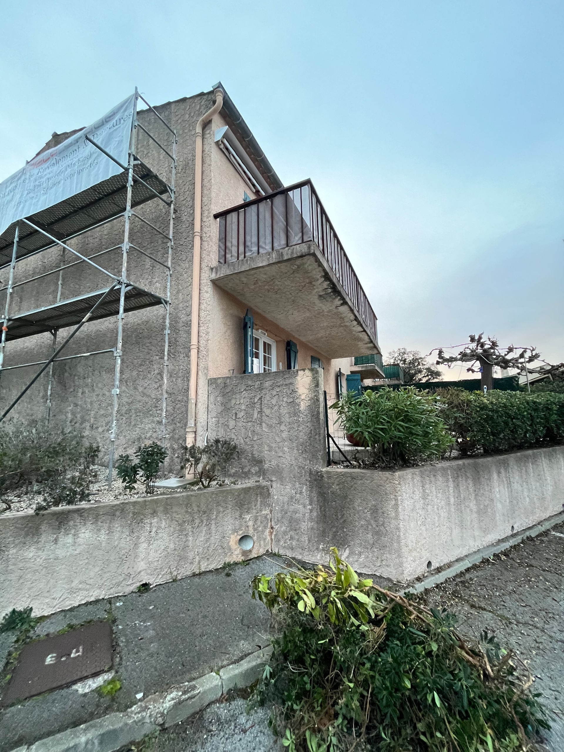 Façade en crépi d'appartements avant rénovation