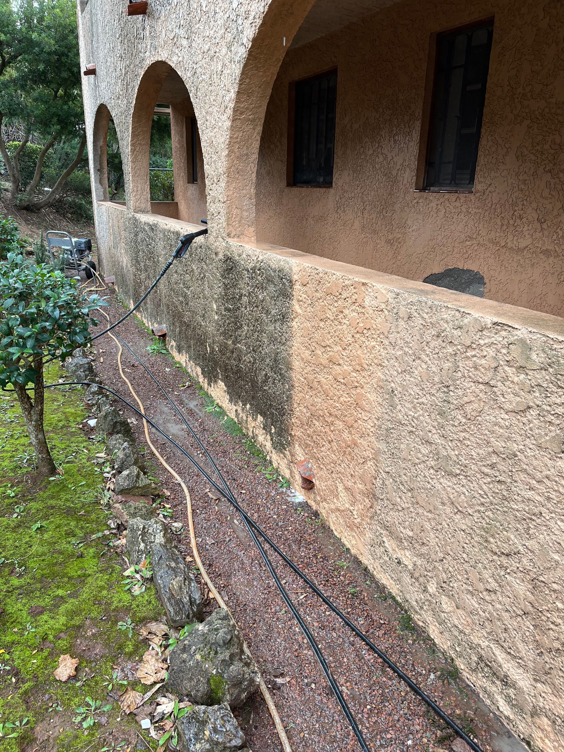 Muret en crépi dans sa phase de décapage et nettoyage