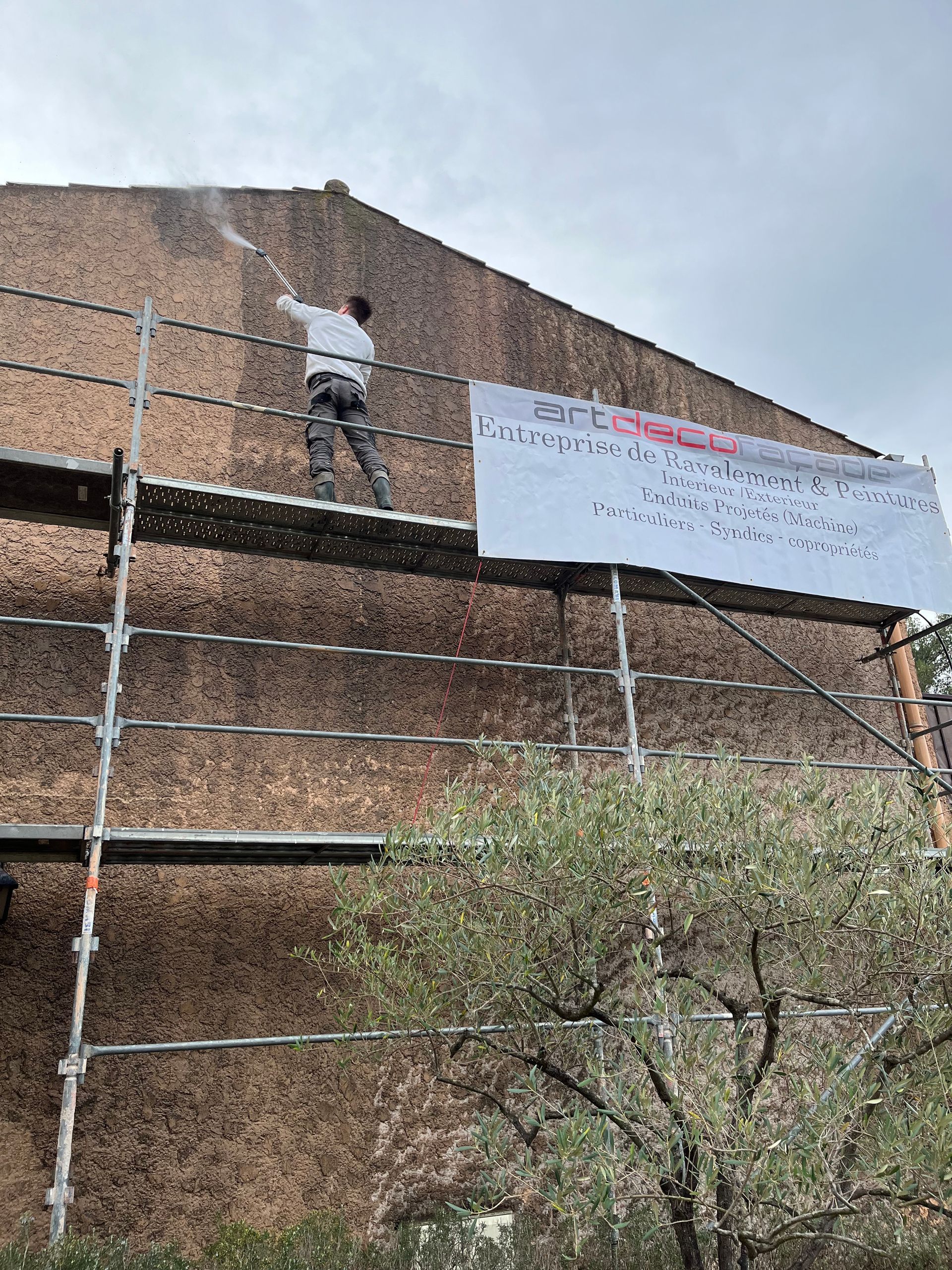 Nettoyage de façade en crépi