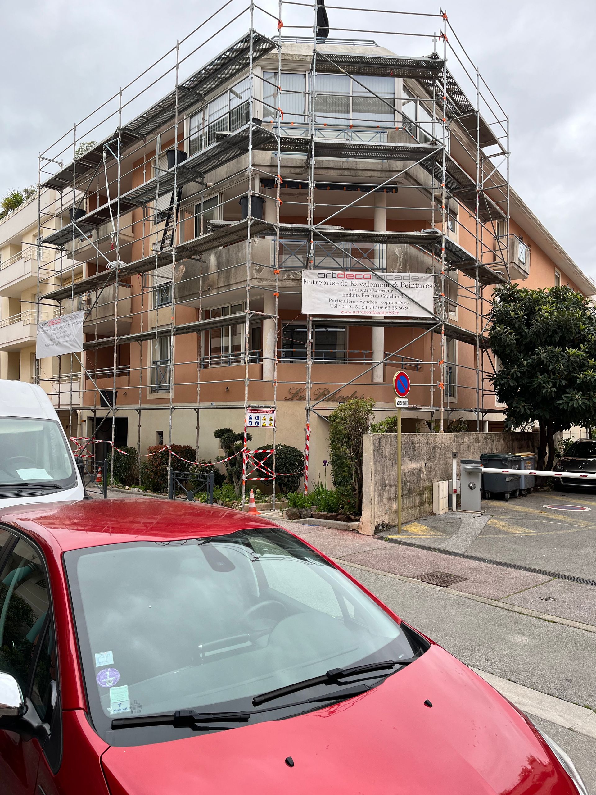 Corner de magasins généraux avant travaux de peinture