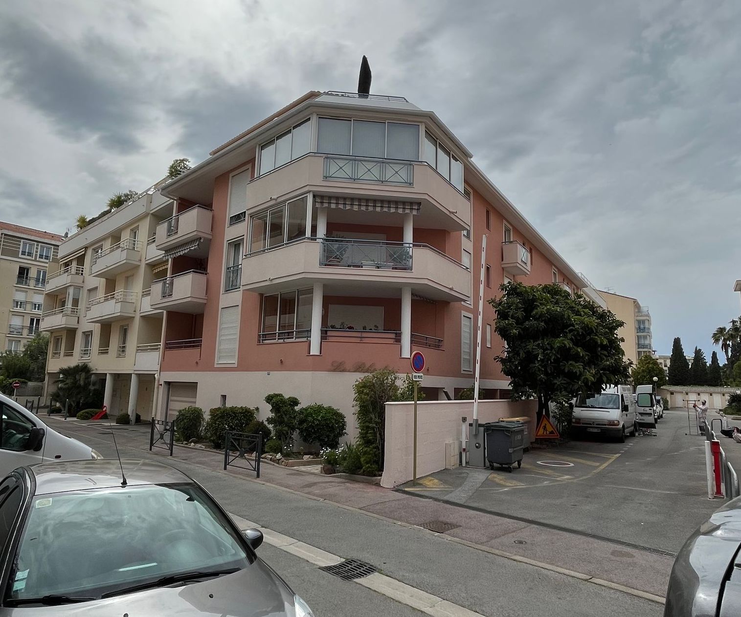 Corner de magasins généraux après travaux de peinture