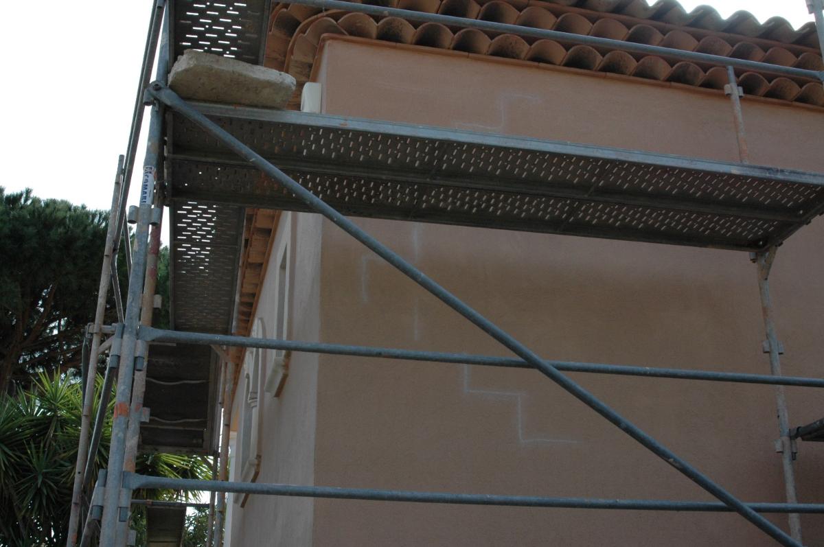 Échafaudage pour les travaux de ravalement de la villa ocre