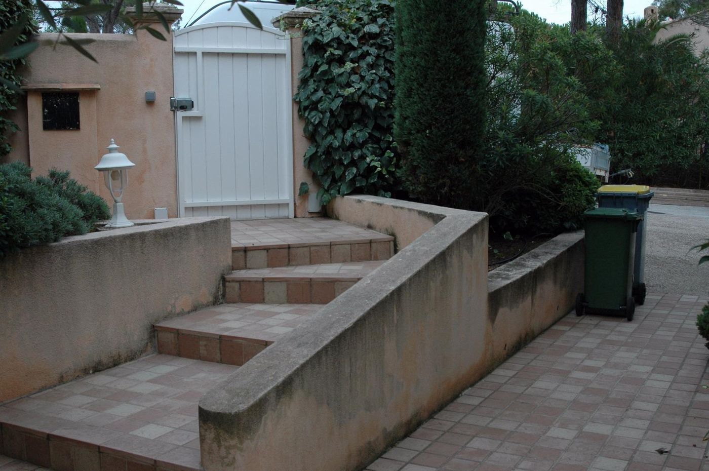 Murets et escalier avant nettoyage et rénovation