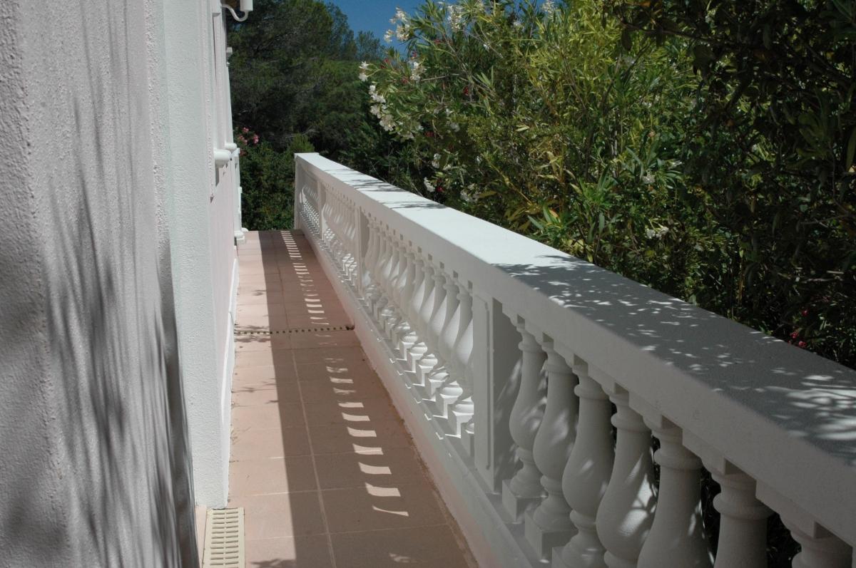 Balustrade en pierre fraîchement nettoyée