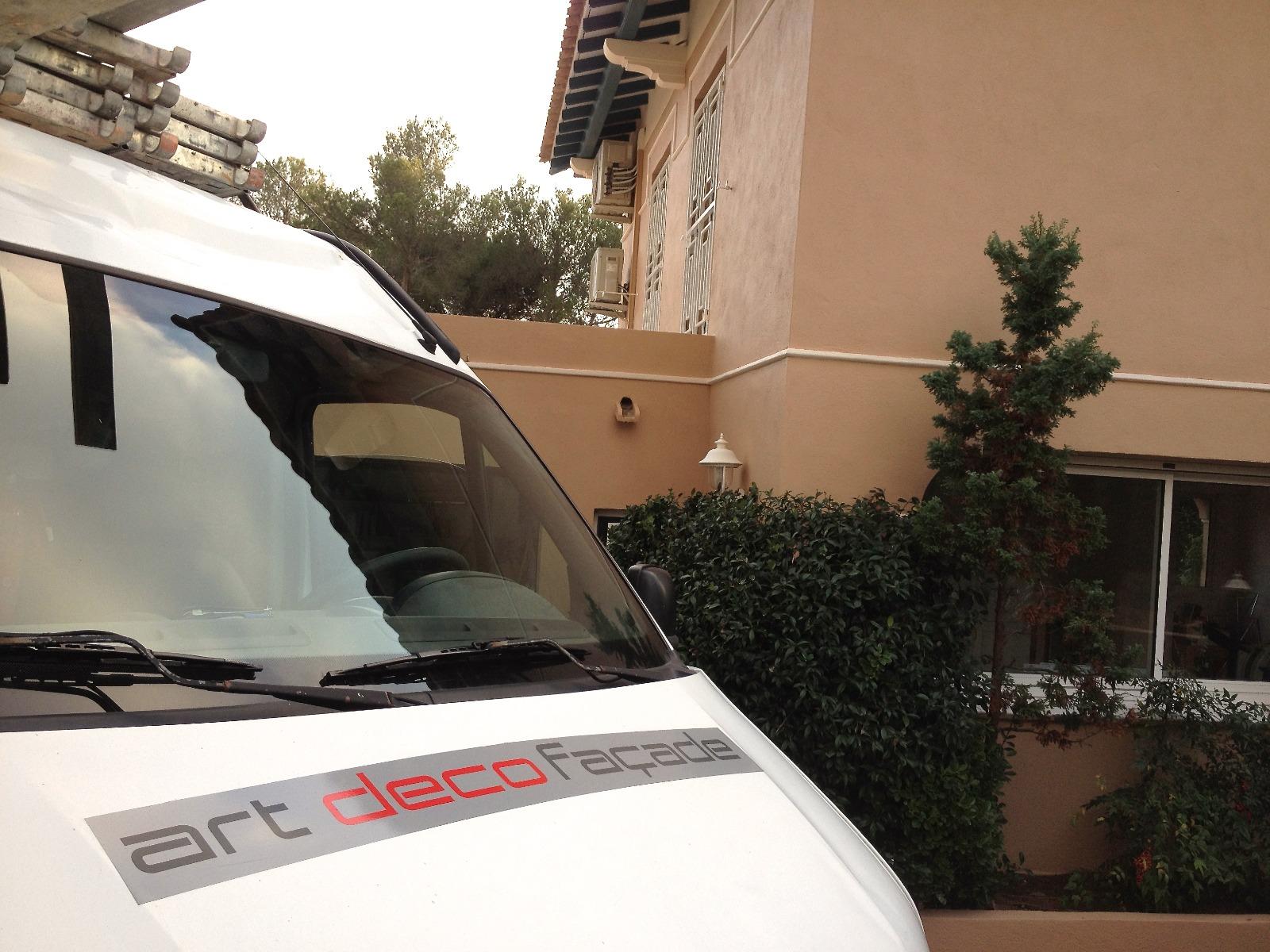 Camion de la flotte Art Déco Façade devant la villa ocre rénovée 1