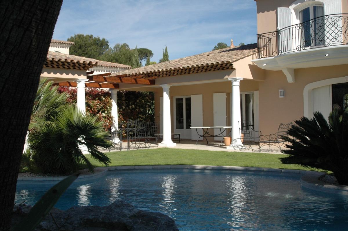 Piscine devant la villa ocre totalement rénovée 1