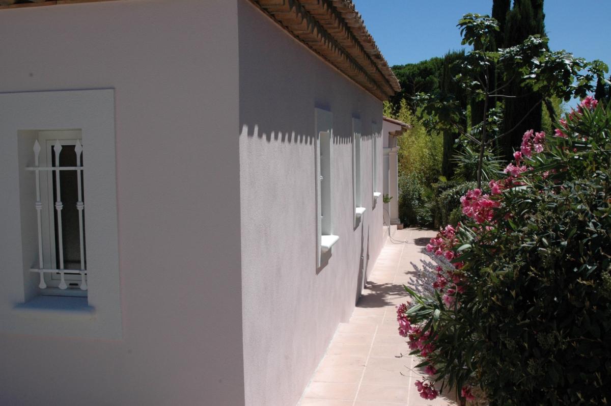 Côté de la villa rose ravalée et repeinte