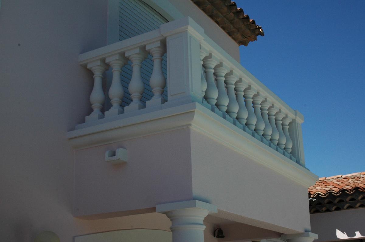 Balustrade de balcon en pierre rénovée et repeinte