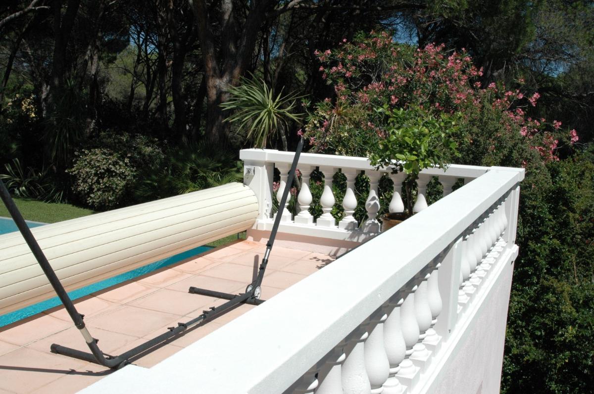 Balustrade de terrasse après nettoyage et décapage