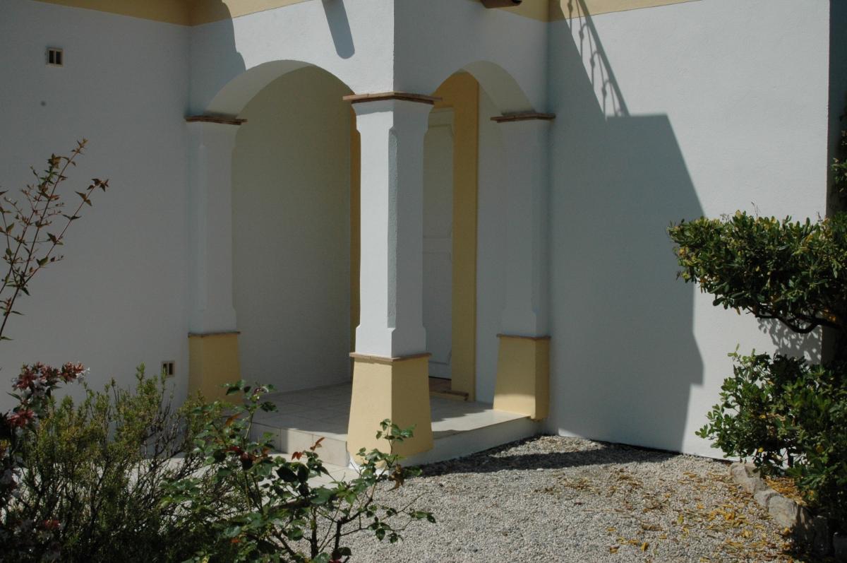 Entrée d'une villa jaune et blanche