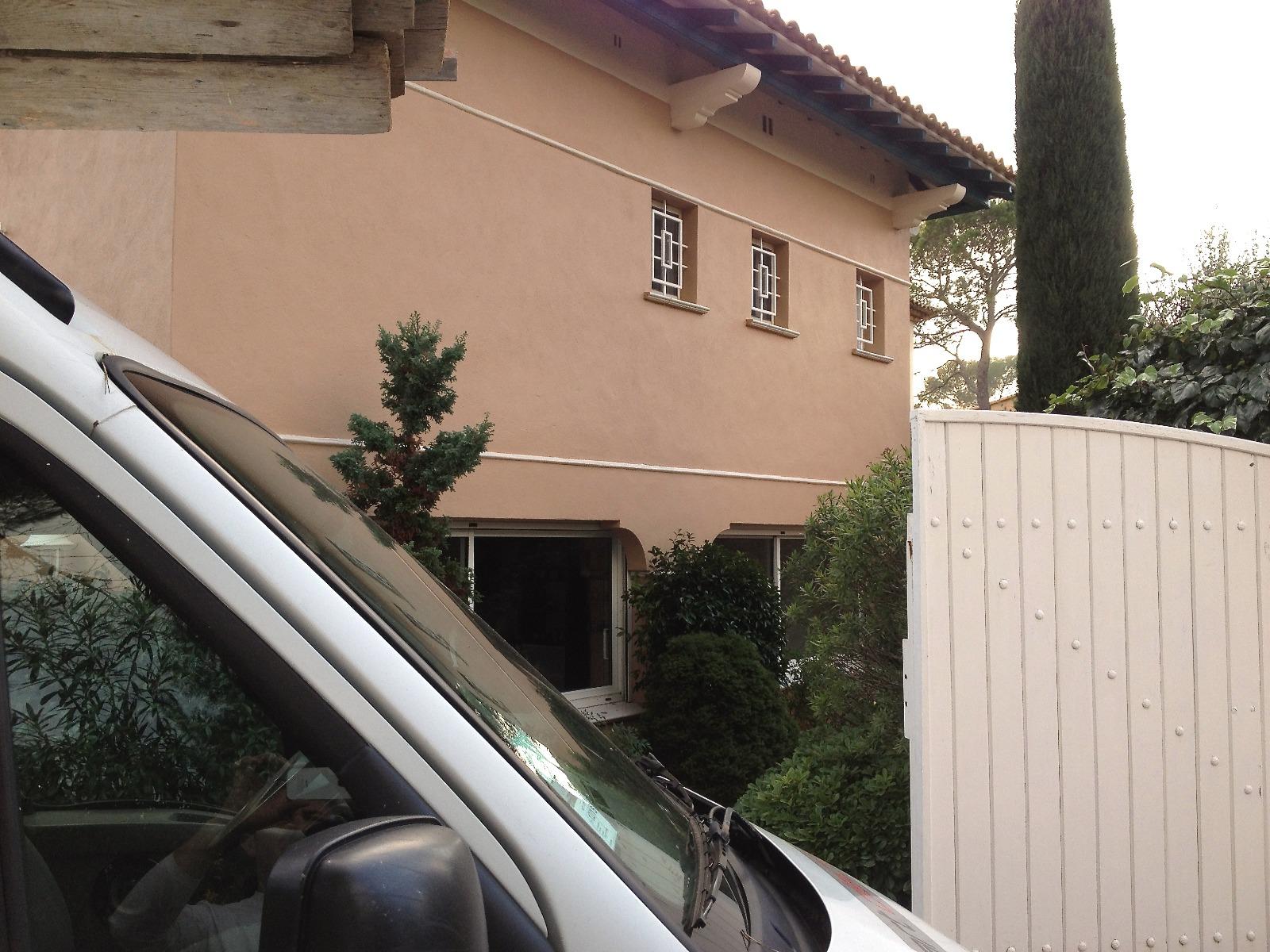 Camion de la flotte Art Déco Façade devant la villa ocre rénovée 2