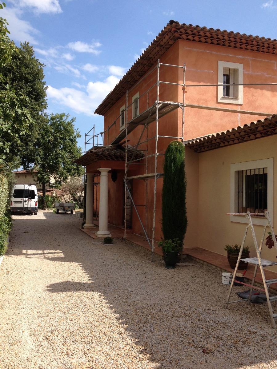 Maison avec échafaudages pendant un ravalement 