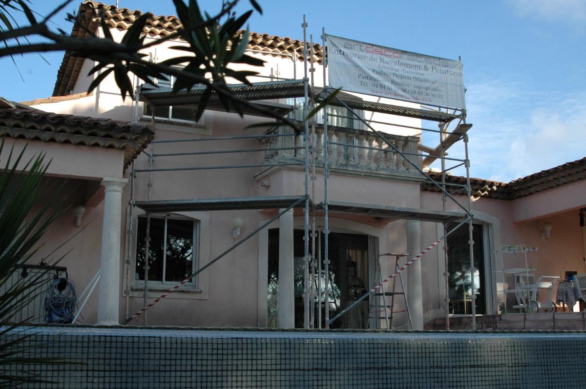 Villa rose et échafaudages pendant les travaux de rénovation 1
