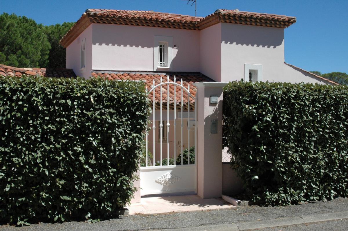 Entrée de villa rose après les rénovations